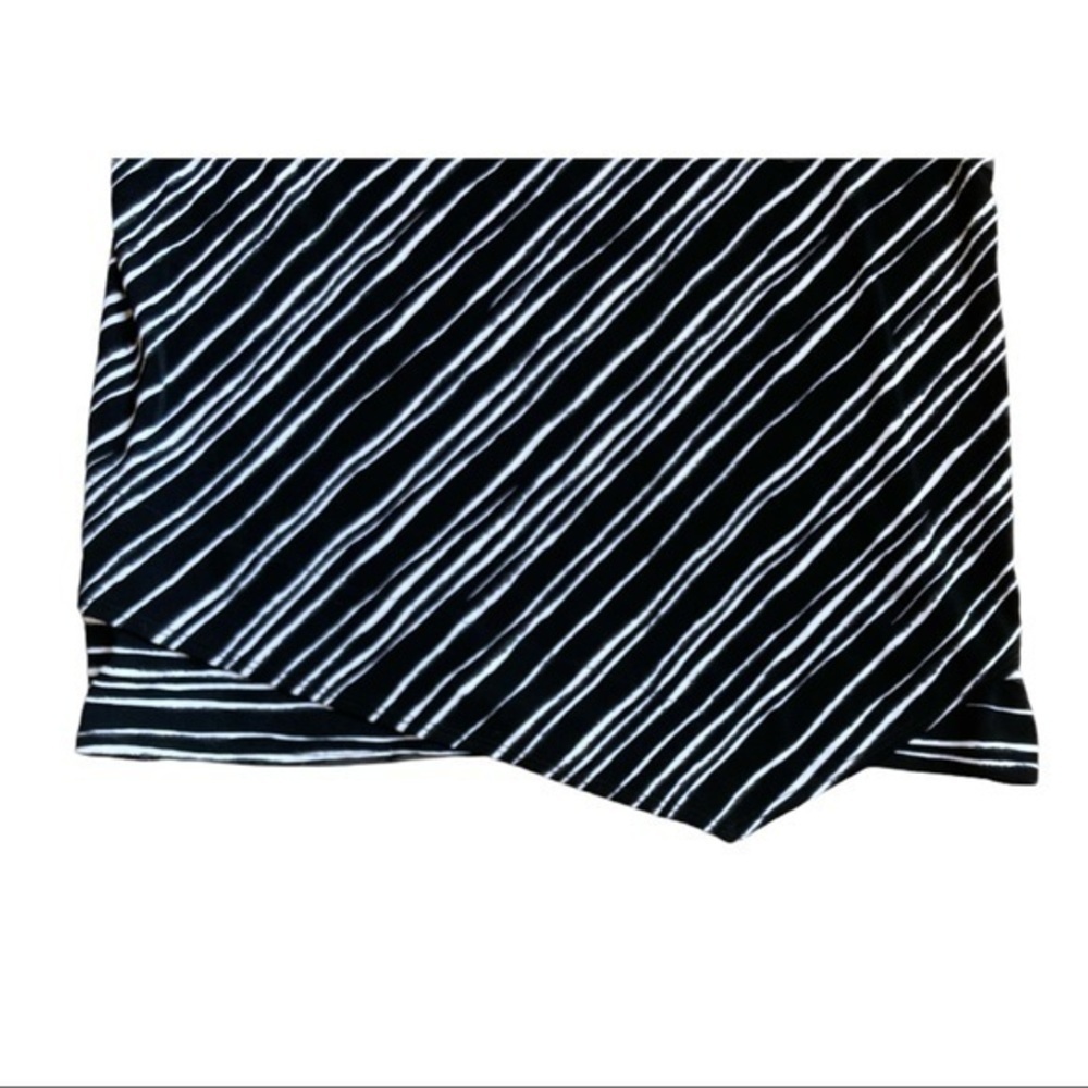 Chico’s size 2, asymmetrical black & white V-neck - Picture 5 of 10